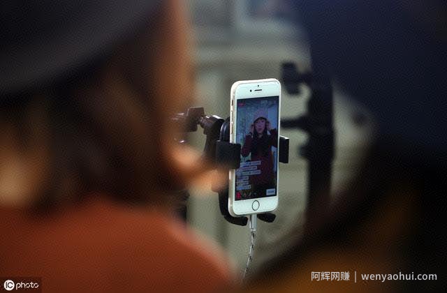 草根如何做直播电商，靠拍短视频1年賺米开路虎